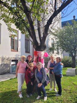 Skupina občank, ki je sodelovala pri letošnjem okraševanju dreves v okviru rožnatega oktobra